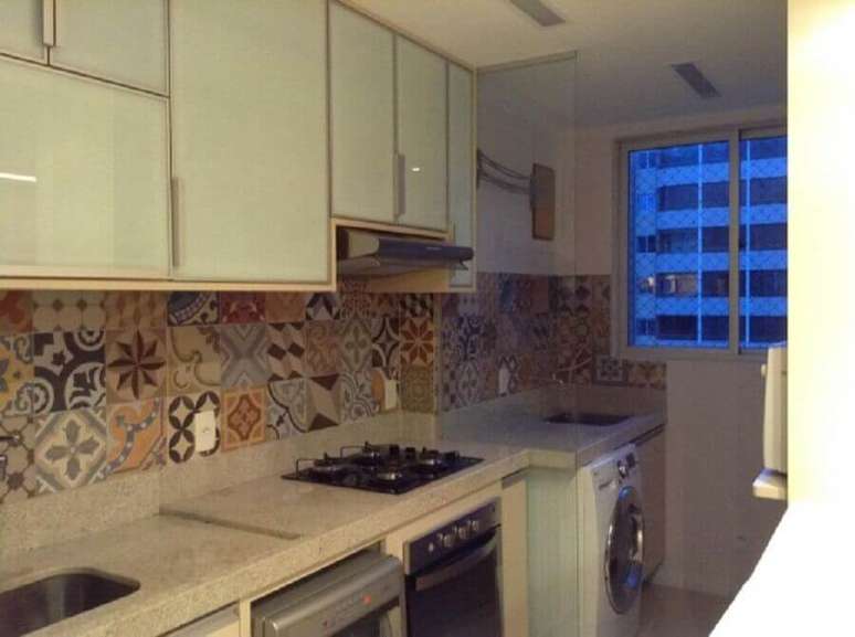 25. Ambientes integrados decorados com azulejo hidr&aacute;ulico