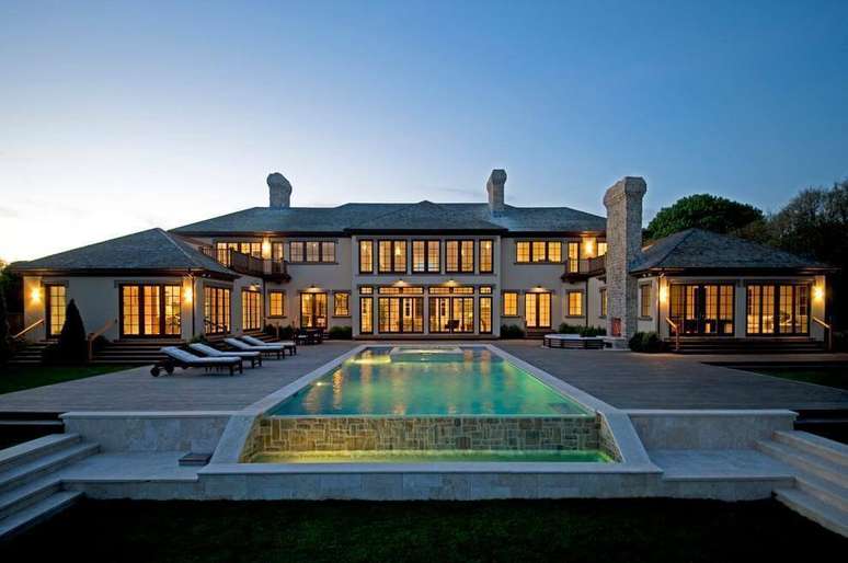 17 -Casa de luxo com piscina moderna.