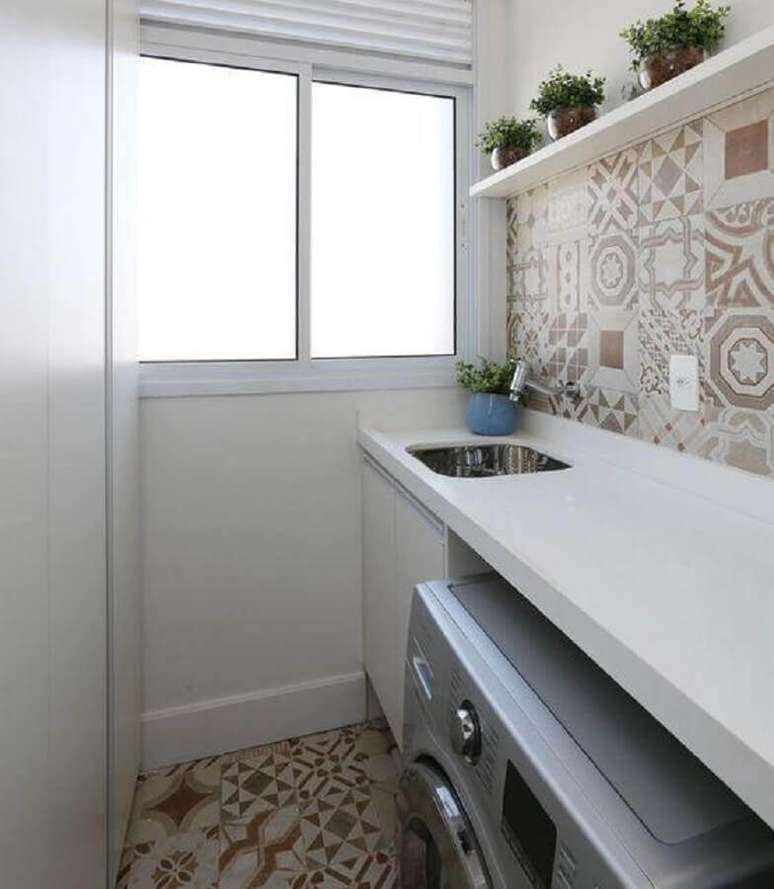 26. Mais um modelo de &aacute;rea de servi&ccedil;o decorada com azulejo hidr&aacute;ulico