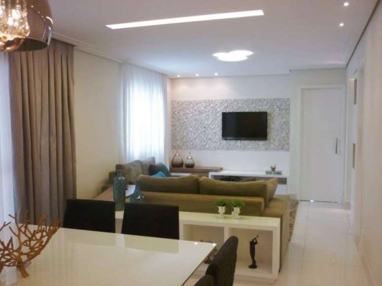 39. Trecho da parede com revestimento como painel para TV. Projeto de Andrea del Monaco