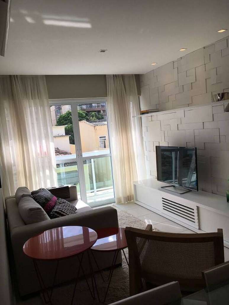 51. Revestimento 3D na parede atr&aacute;s da TV. Projeto de Arq Express