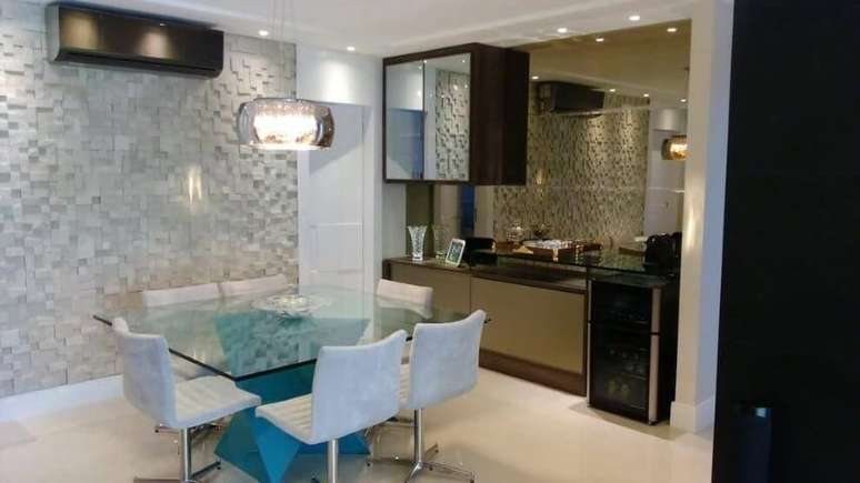 55. Revestimento 3D em parede na sala de jantar. Projeto de Caroline Guerra