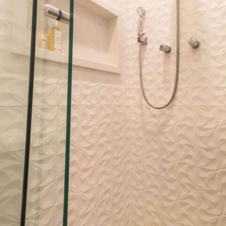 40. Revestimento de parede 3D no box do banheiro. Projeto de Elen Saravalli