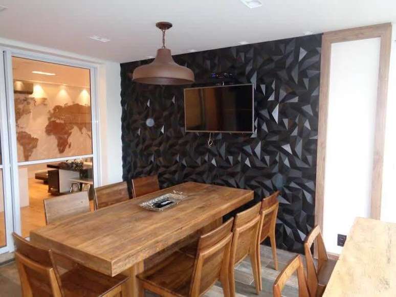 59. Revestimento 3D preto na sala de jantar r&uacute;stica. Projeto de Ricardo Freire