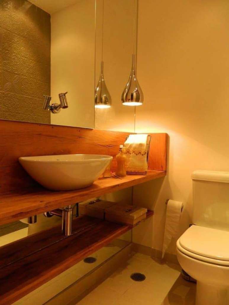 66. Revestimento escuro com textura refletido pelo espelho. Projeto de Adriana Victorelli