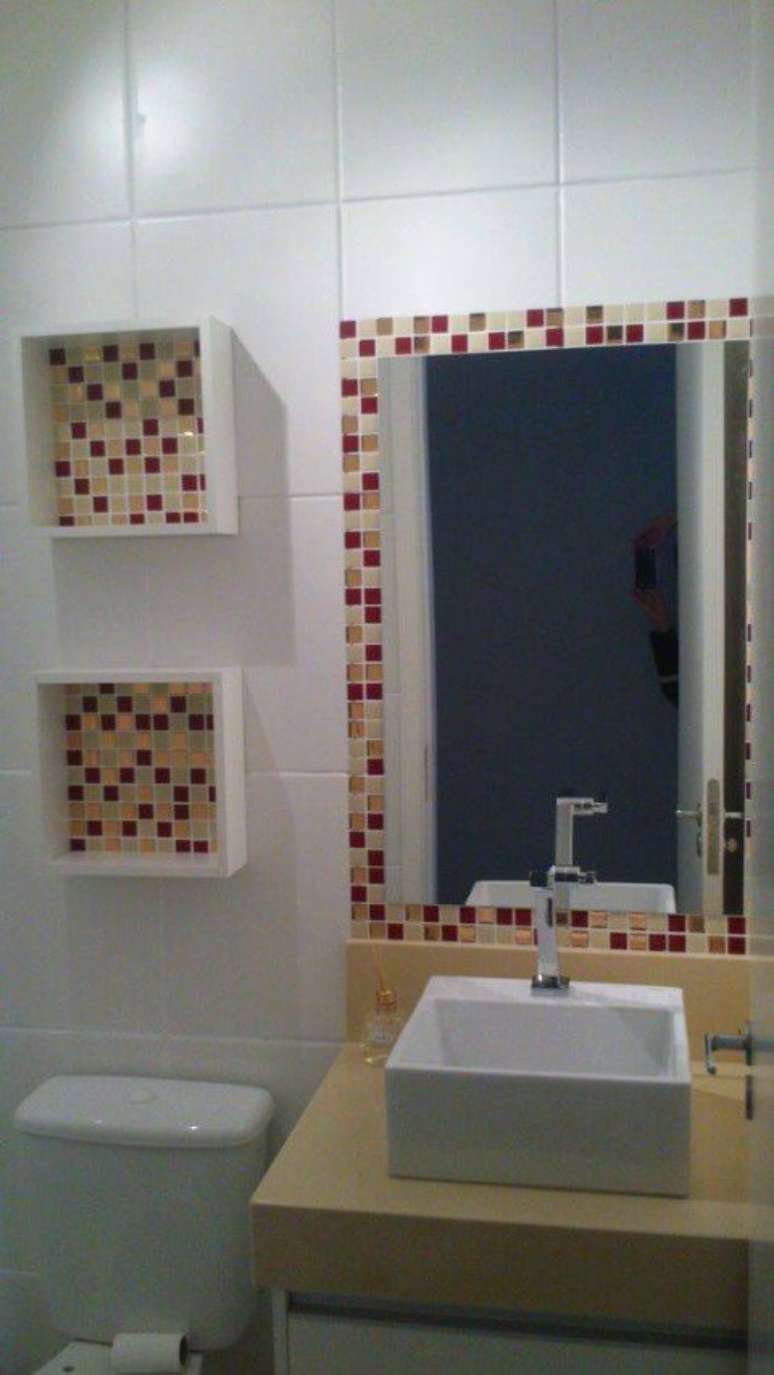 62. Revestimento de parede de pastilhas adesivas coloridas