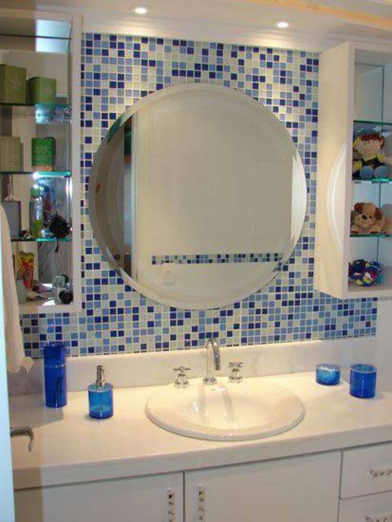 63. Revestimento de pastilhas azuis atr&aacute;s do espelho