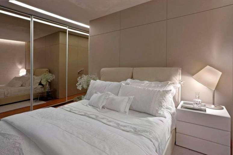 27. As placas de gesso d&atilde;o um efeito belo ao quarto de casal. Projeto por Graziella Nicolai