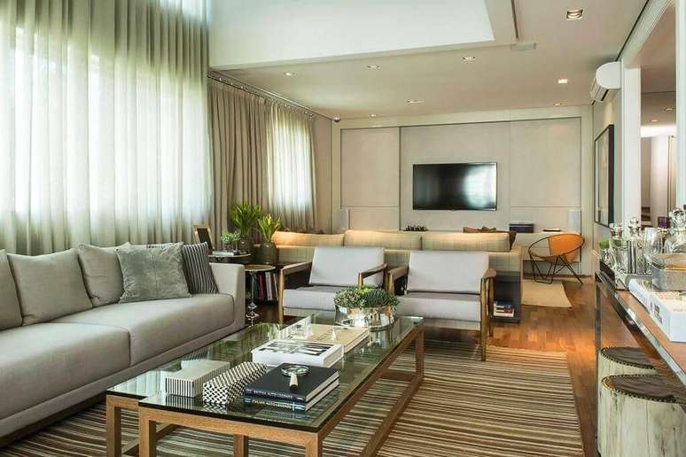 28. O revestimento de parede de gesso tamb&eacute;m fica bem na sala de estar e pode at&eacute; ser usado como painel para TV. Projeto por Triplex Arquitetura