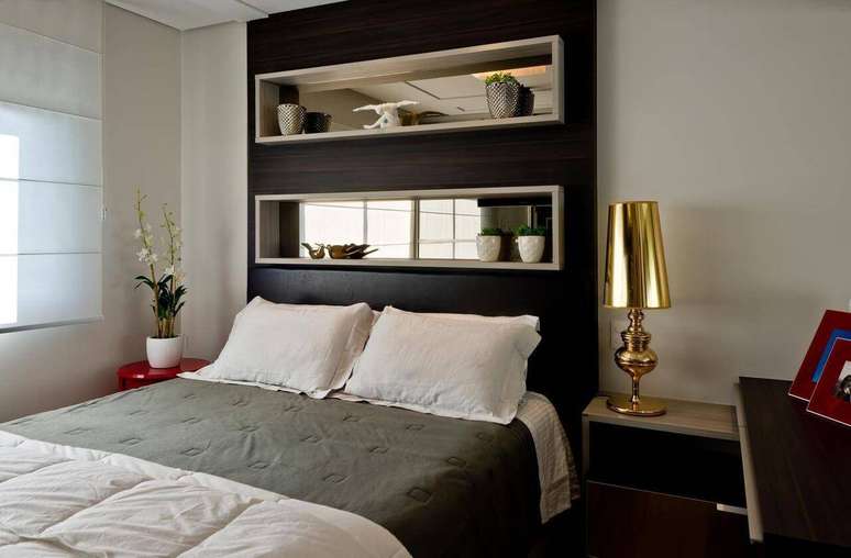 3. O revestimento de parede pode servir como cabeceira da cama, melhor ainda se tiver prateleiras e nichos embutidos. Projeto por Arch Design