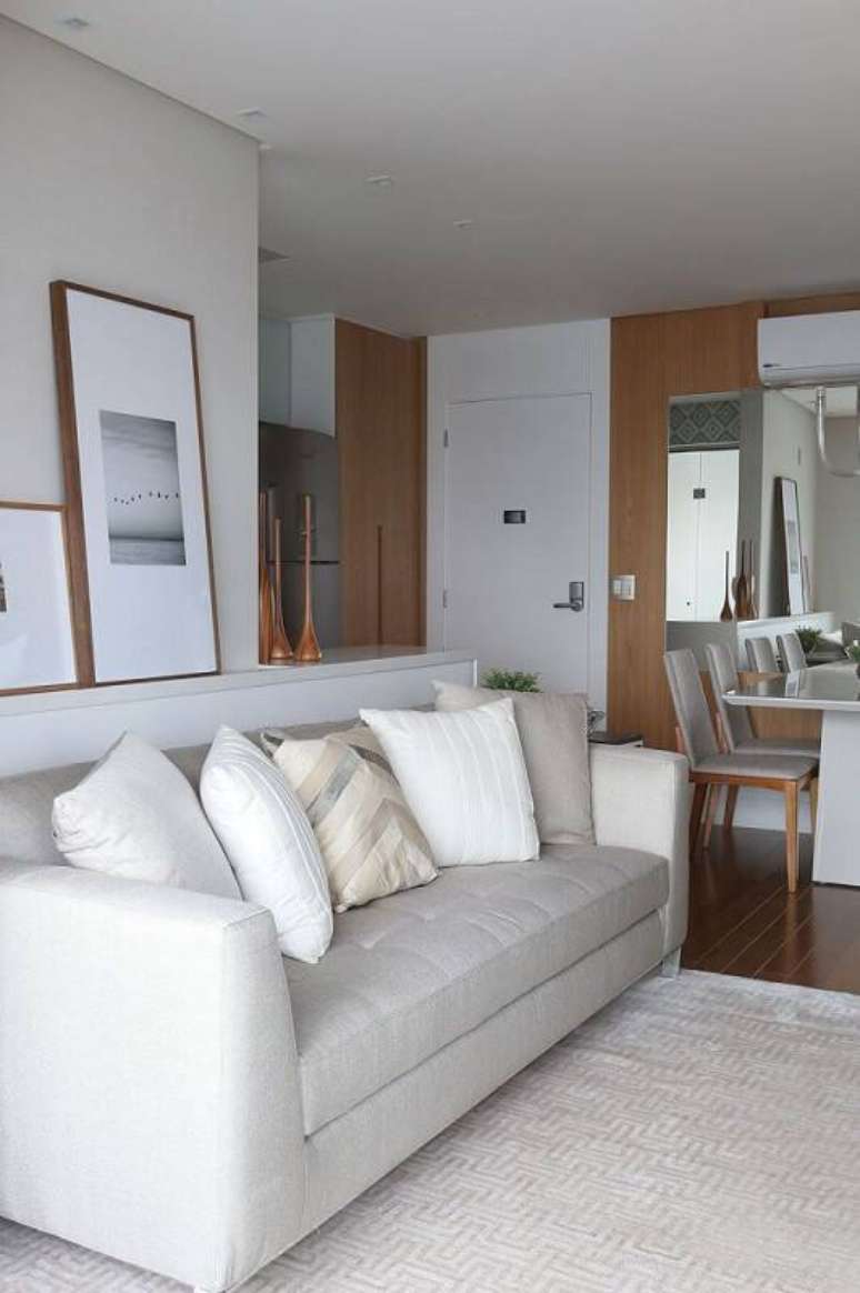 4. O hall de entrada com revestimento em madeira recebe os convidados de maneira calorosa. Projeto por Danyela Correa