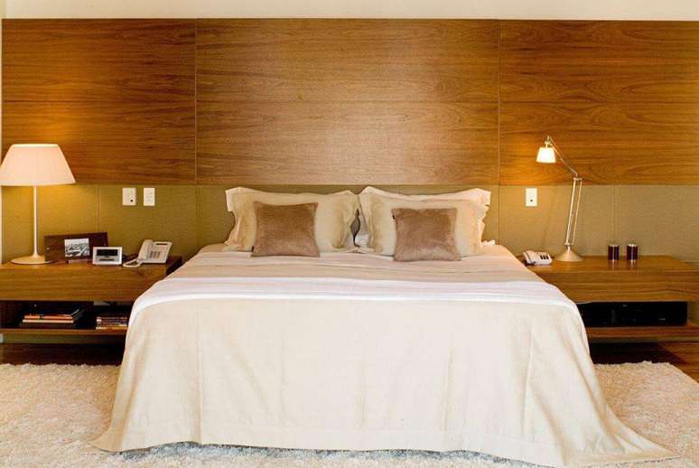 5. A faixa feita com revestimento de parede de madeira complementa a cabeceira e deixa o quarto de casal mais aconchegante. Projeto pot A1 Arquitetura