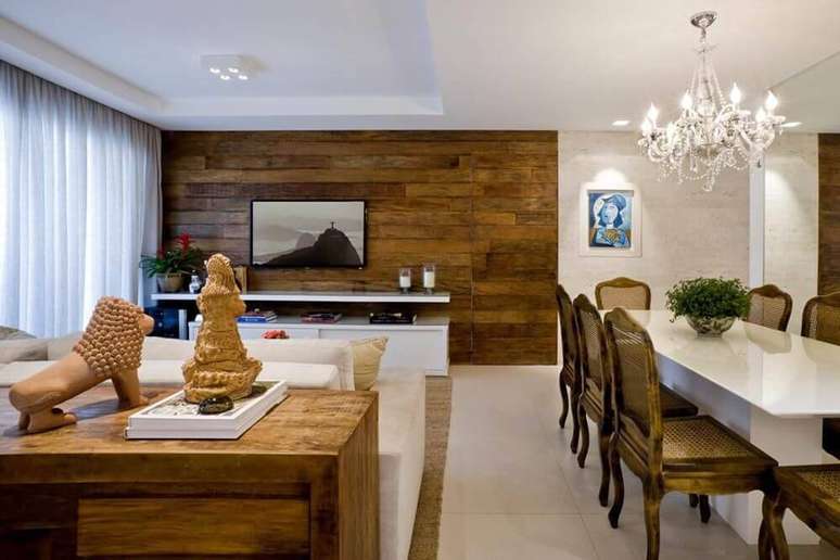 9. O revestimento de parede tamb&eacute;m pode ser usado para dividir ambientes integrados, como essas salas de estar e de jantar. Projeto por Carolina Nathair