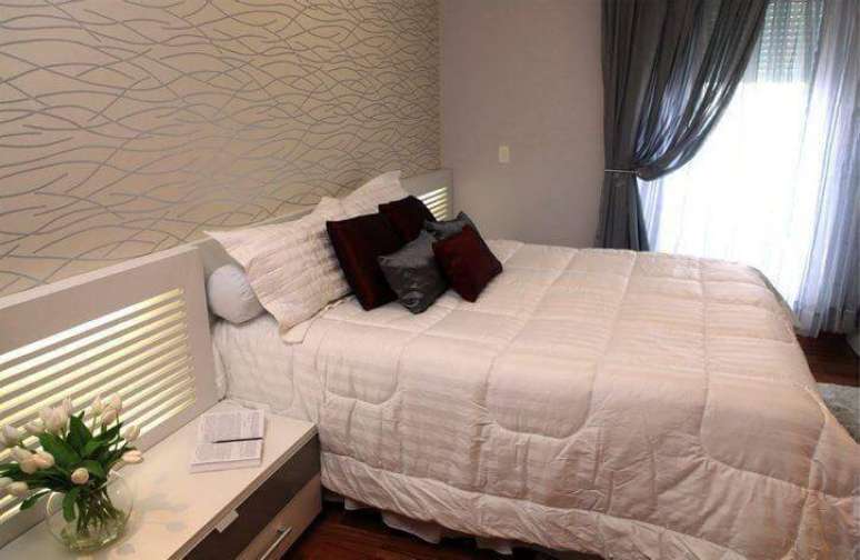 17. O revestimento de parede com detalhes metalizados faz a diferen&ccedil;a no ambiente. Projeto por Daniela Oliveira Landsberg