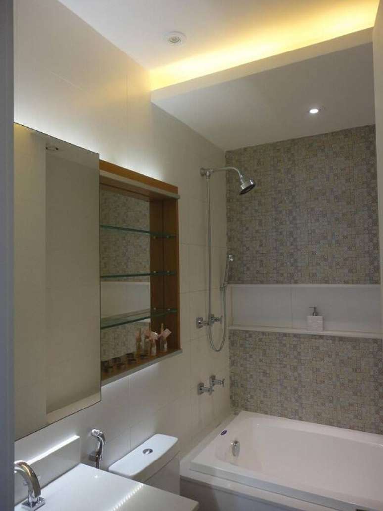 23. Apenas uma parede revestida no banheiro j&aacute; d&aacute; um toque diferente ao ambiente. Projeto por Maria Helena Torres