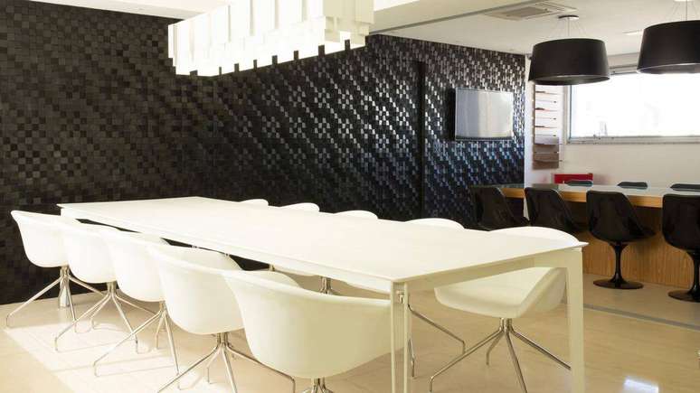 24. As pastilhas de tons escuros diversos s&atilde;o um revestimento de parede divertido para a sala de jantar. Projeto por Mutabile Arquitetura