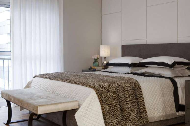 29. As placas de gesso tamb&eacute;m podem formar desenhos e padr&otilde;es quando usadas como revestimento de parede. Projeto por Beto G&aacute;lvez e N&oacute;rea de Vitto