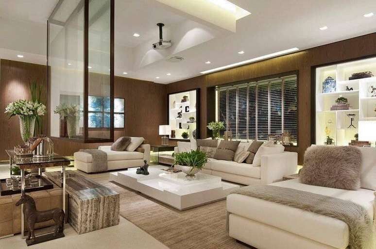 10. A sala de estar mescla madeira e tons brancos, equilibrando aconchego e modernidade. Projeto por Quitete e Faria