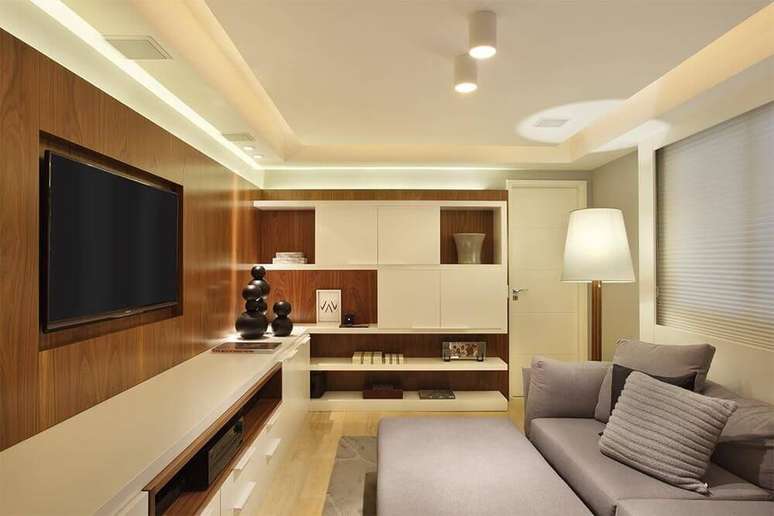 11. A ilumina&ccedil;&atilde;o valoriza o revestimento de parede de madeira. Projeto por Roberta Devisate