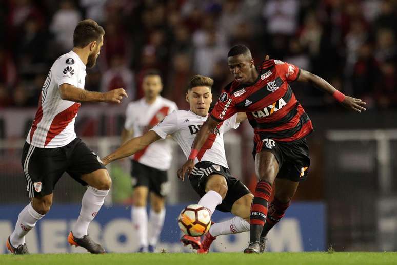 Vinicius Junior (d), jogador do Flamengo, durante partida contra o River Plate, da Argentina, válida pela sexta rodada do Grupo 4 da Copa Libertadores da América 2018.