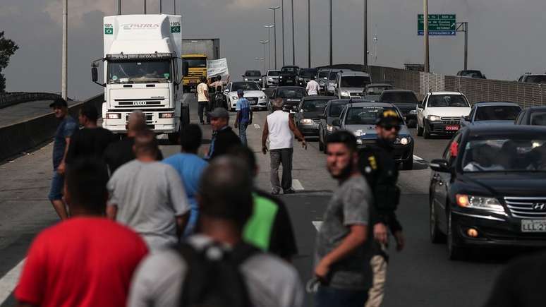 Dependência de rodovias deixa país vulnerável em momentos como o atual, quando há greve de caminhoneiros