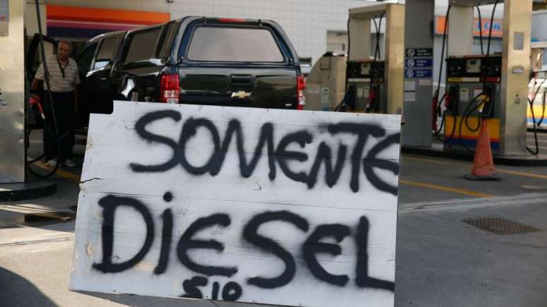 Neste posto de Teresópolis (RJ), gasolina e etanol já acabaram: só sobrou o diesel