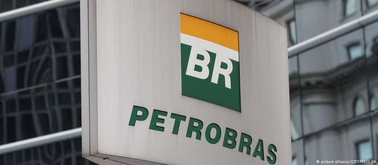 Em 3 de julho do ano passado, a Petrobras iniciou uma mudança na política de preços dos derivados de petróleo, que incluem a gasolina, o diesel, o gás de cozinha (GLP) e até o asfalto.