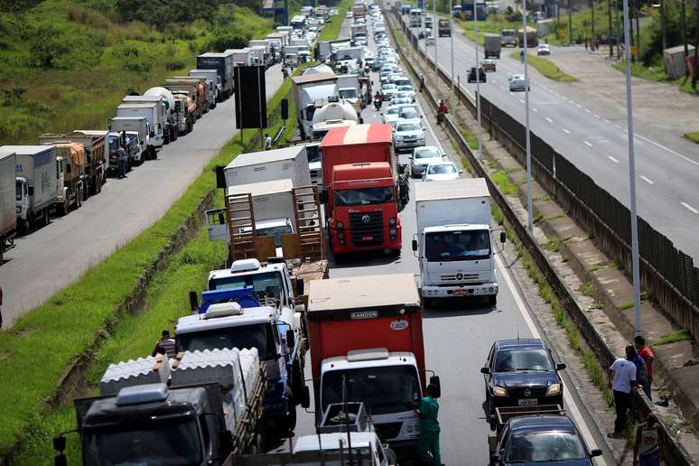 Caminhoneiros bloqueiam rodovia BR-024 em Simões Filho, perto de Salvador
23/05/2018 REUTERS/Ueslei Marcelino 