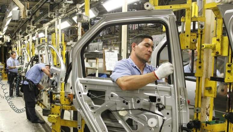 Trabalhadores em fábrica de automóveis em São José dos Pinhais
02/08/2012
REUTERS/Rodolfo Buhrer 