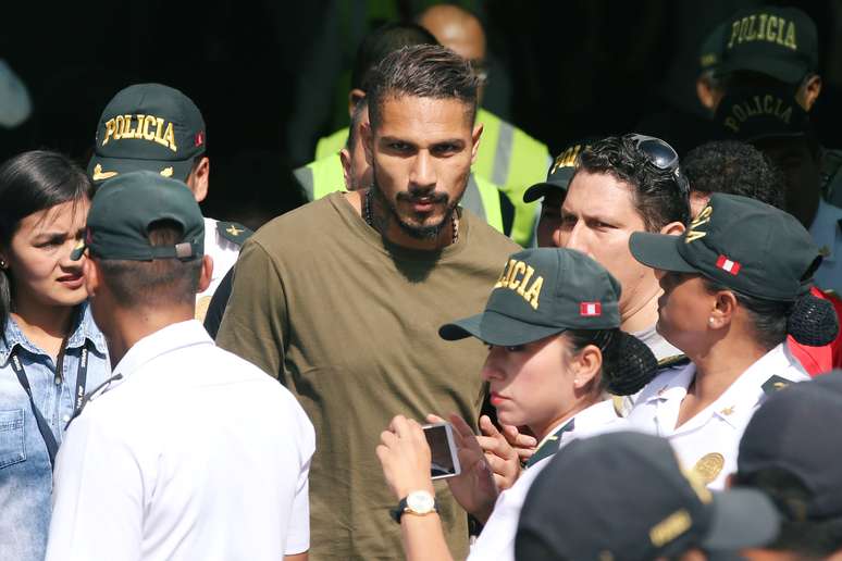 Paolo Guerrero chega a Lima
 15/5/2018   REUTERS/Guadalupe Pardo 