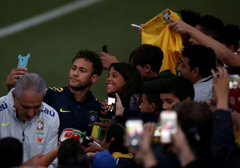 Neymar tira foto com torcida na Granja Comary
 25/5/2018     REUTERS/Ricardo Moraes 