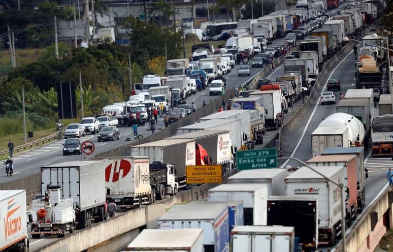 Caminhões participam de protesto na BR-116 em São Paulo 25/05/2018 REUTERS/Leonardo Benassatto