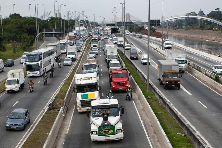 Protesto de caminhoneiros contra alta no valor dos combustíveis causa lentidão no trânsito na Marginal Tietê, em São Paulo (SP), nesta sexta-feira (25)