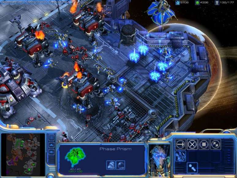 Em StarCraft, é necessário defender a sua base, sempre angariando recursos para ela, ao mesmo tempo em que é preciso derrotar os inimigos que ameaçam o seu território (Imagem: Blizzard)