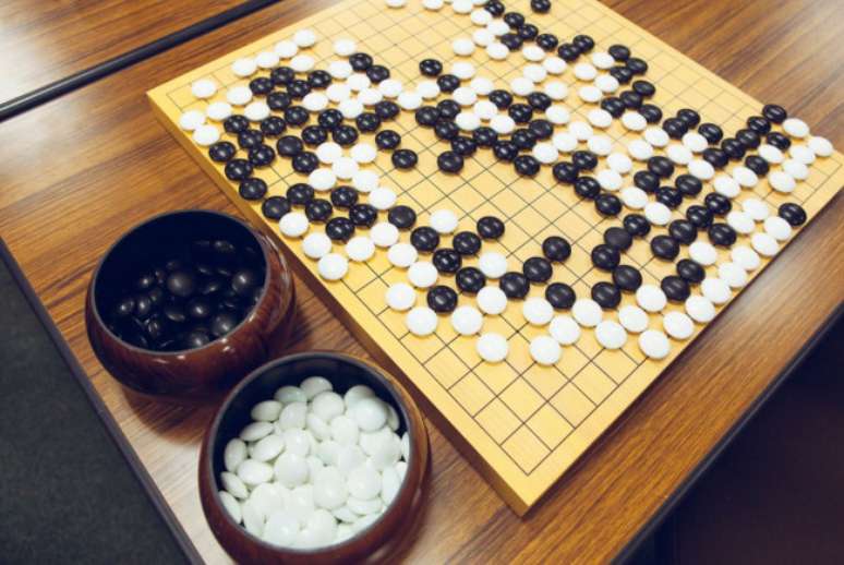 O algoritmo AlphaGo foi capaz de derrotar o melhor jogador do mundo no esporte (Imagem: Shearanimation)