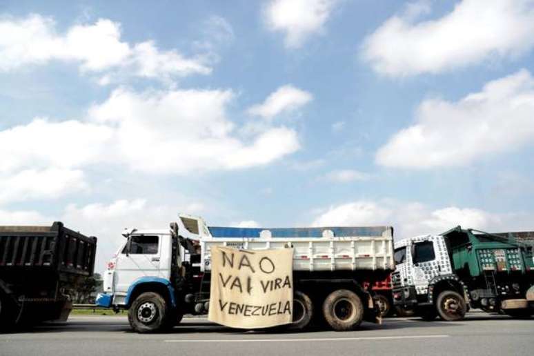 Apesar de acordo, caminhoneiros mantêm greve pelo Brasil