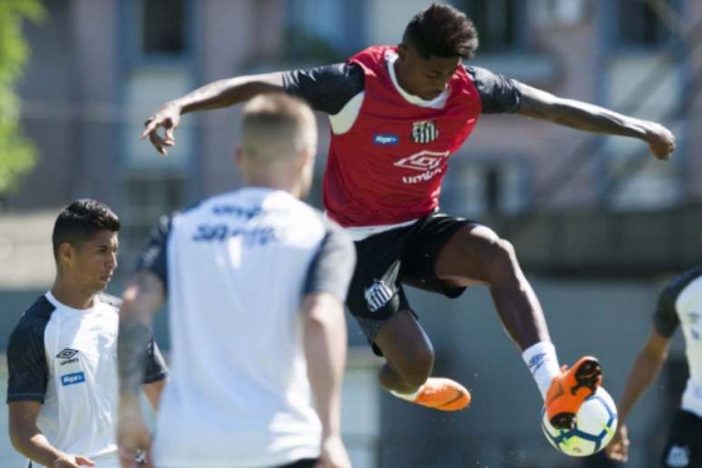 Bruno Henrique já voltou a treinar no gramado e tem dado sinais de evolução no Santos