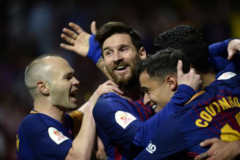 Coutinho é abraçado por Messi em jogo do Barcelona (Foto: AFP)