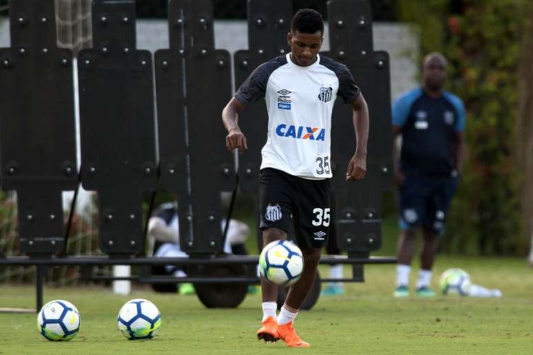 Rodrygo está na mira do Barcelona há algum tempo e recebeu primeira proposta oficial (Foto: Ivan Storti/Santos)