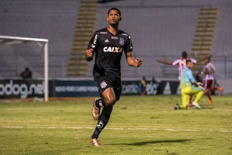 Júnior Santos busca o primeiro gol pela Ponte na Série B para ajudar time a vencer (Foto: Fábio Leoni/Ponte Preta)
