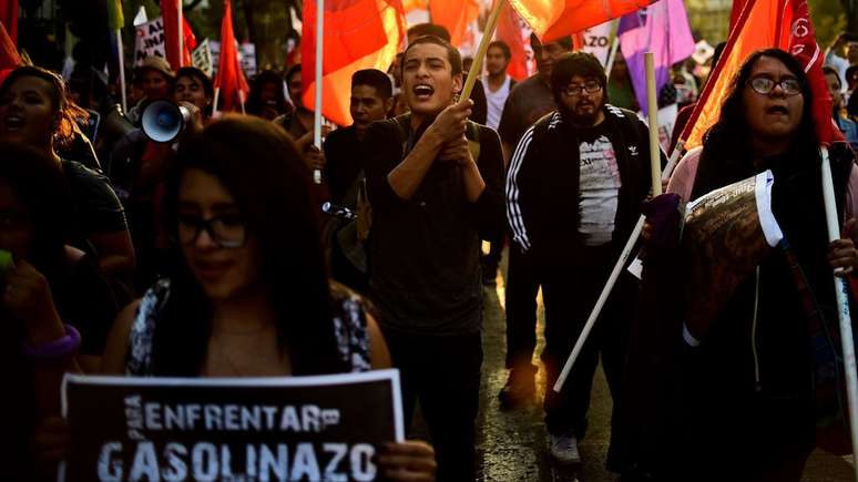 No México, medidas do governo levaram a alta no preço de combustíveis - e a protestos