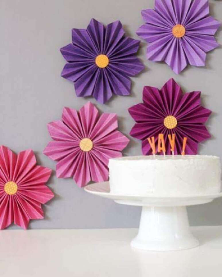 3. Aniversário decorado com maxi flor de papel