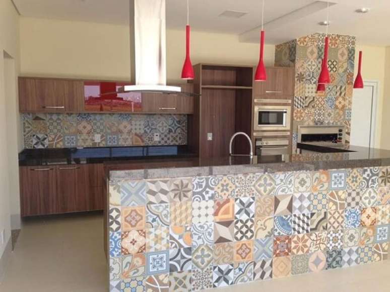 12 – Área de churrasco com azulejos decorativos.