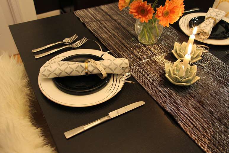 11. Decoração de mesa para jantar romântico simples