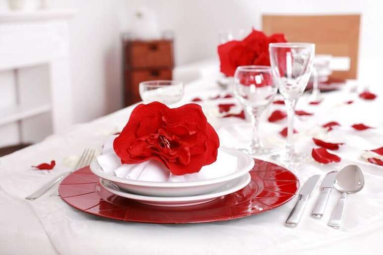 4 Flores e pétalas de rosas sempre são usadas na decoração para jantar romântico em casa