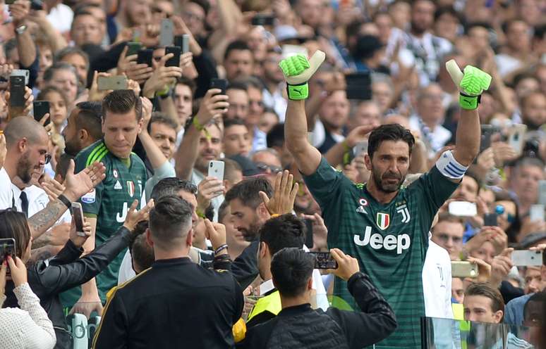 Buffon acena para a torcida da Juventus