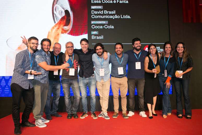 Equipe da agência David Brasil, que recebeu o prêmio Blue Wave, por conta de sua campanha "Essa Coca tem Fanta. E daí?"