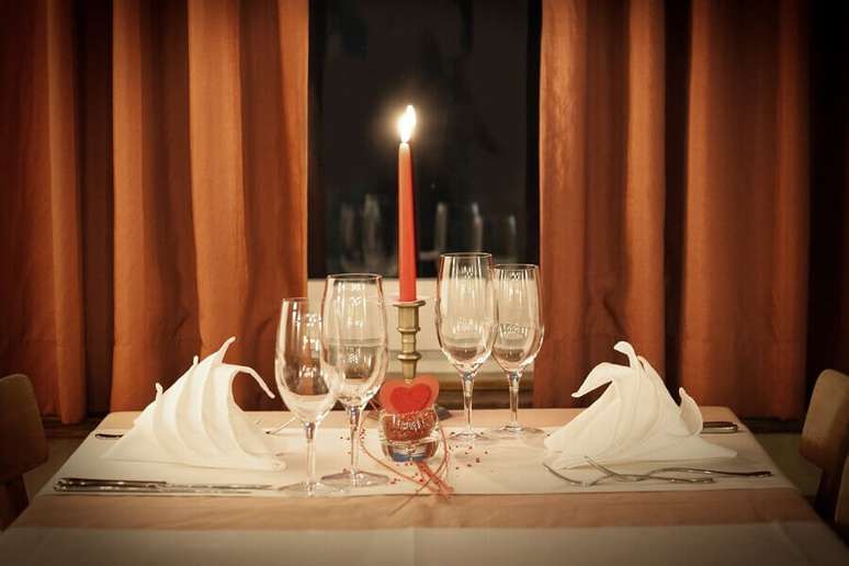 8. Taças para jantar romântico simples