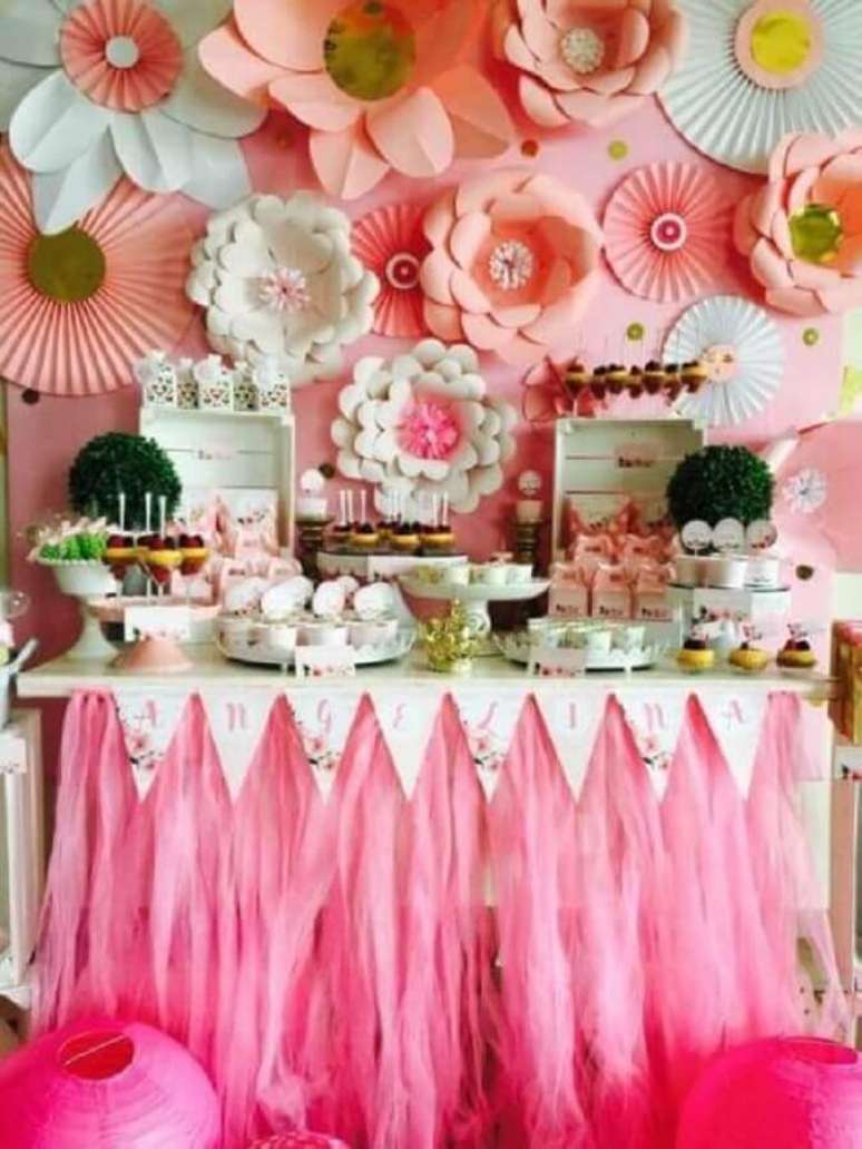 7. Festa decorada com maxi flor de papel em tons de rosa e branco