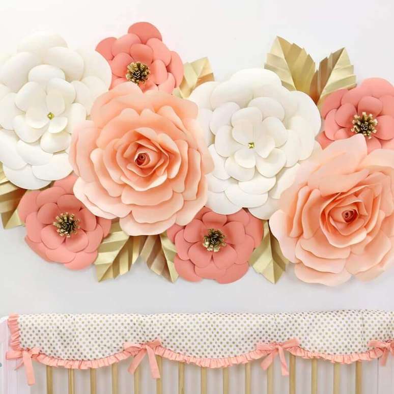 1. Linda decoração delicada com flores gigante de papel